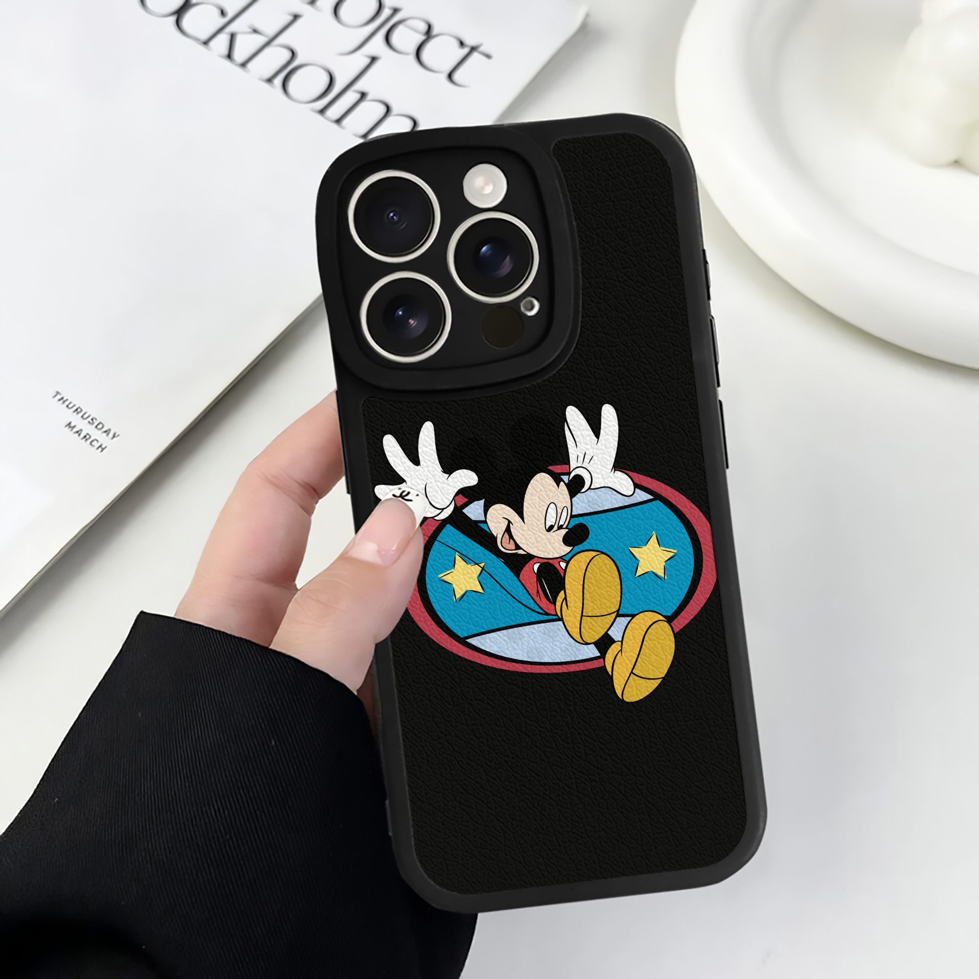 （画像用） ミッキーマウス Mickey Mouse 【iPhone 16シリーズ対応】シリコンスマホケース（レザー調） 材質：シリコン